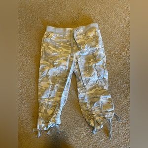 ADORABLE STRETCHY LIGHT WASHED CALVIN KLEIN CAMO ADJUSTABLE CARGOS!!